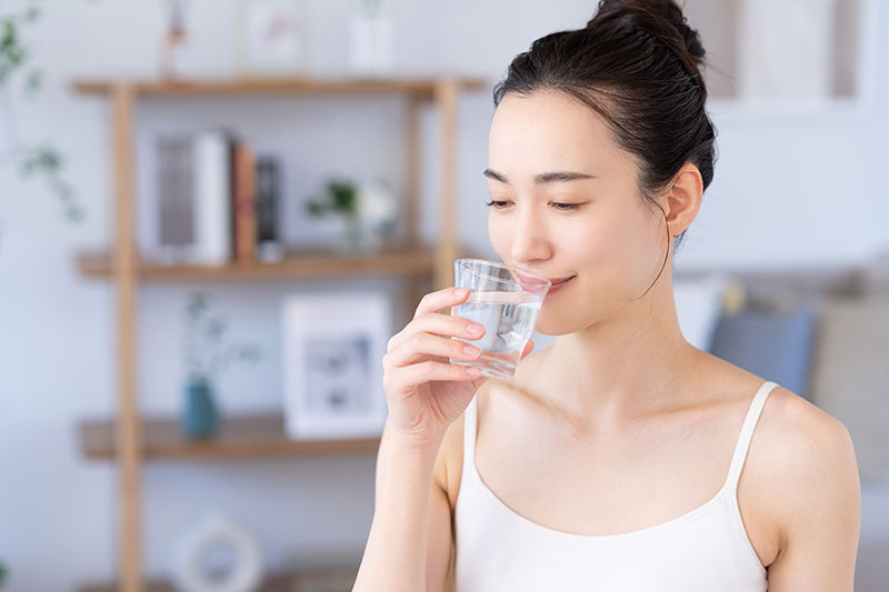 水を飲む女性