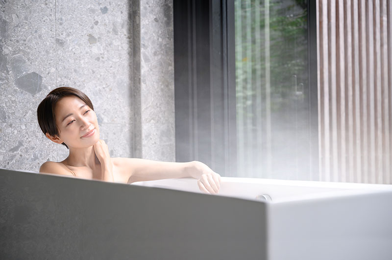 入浴する女性