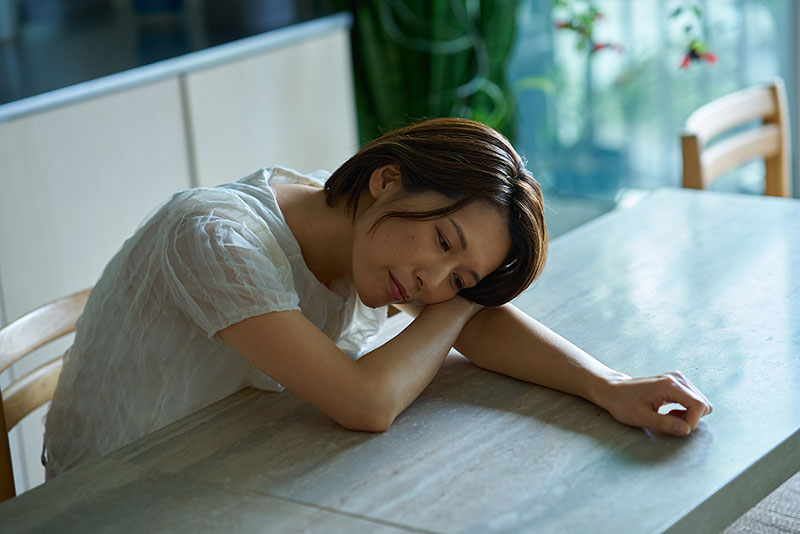 疲れを感じる女性