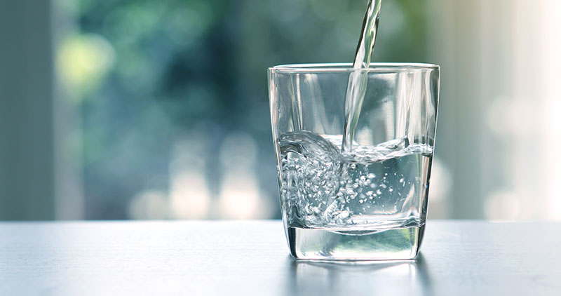 コップに注がれる水